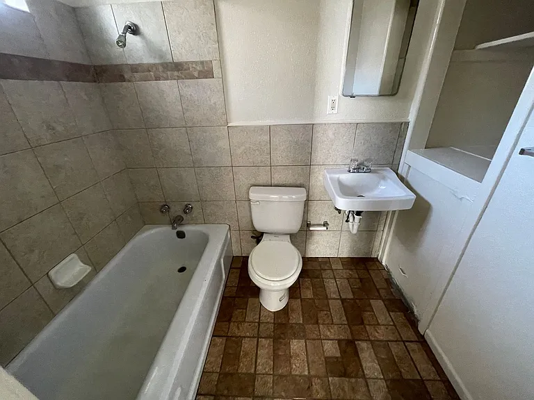 221 Hold St — Photo 6