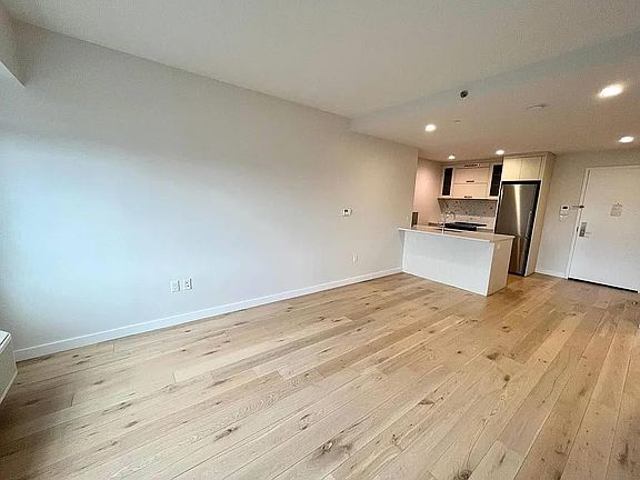 4th image of 555 Waverly Ave APT 6H