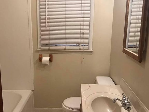 5th image of 401 W Claflin Ave