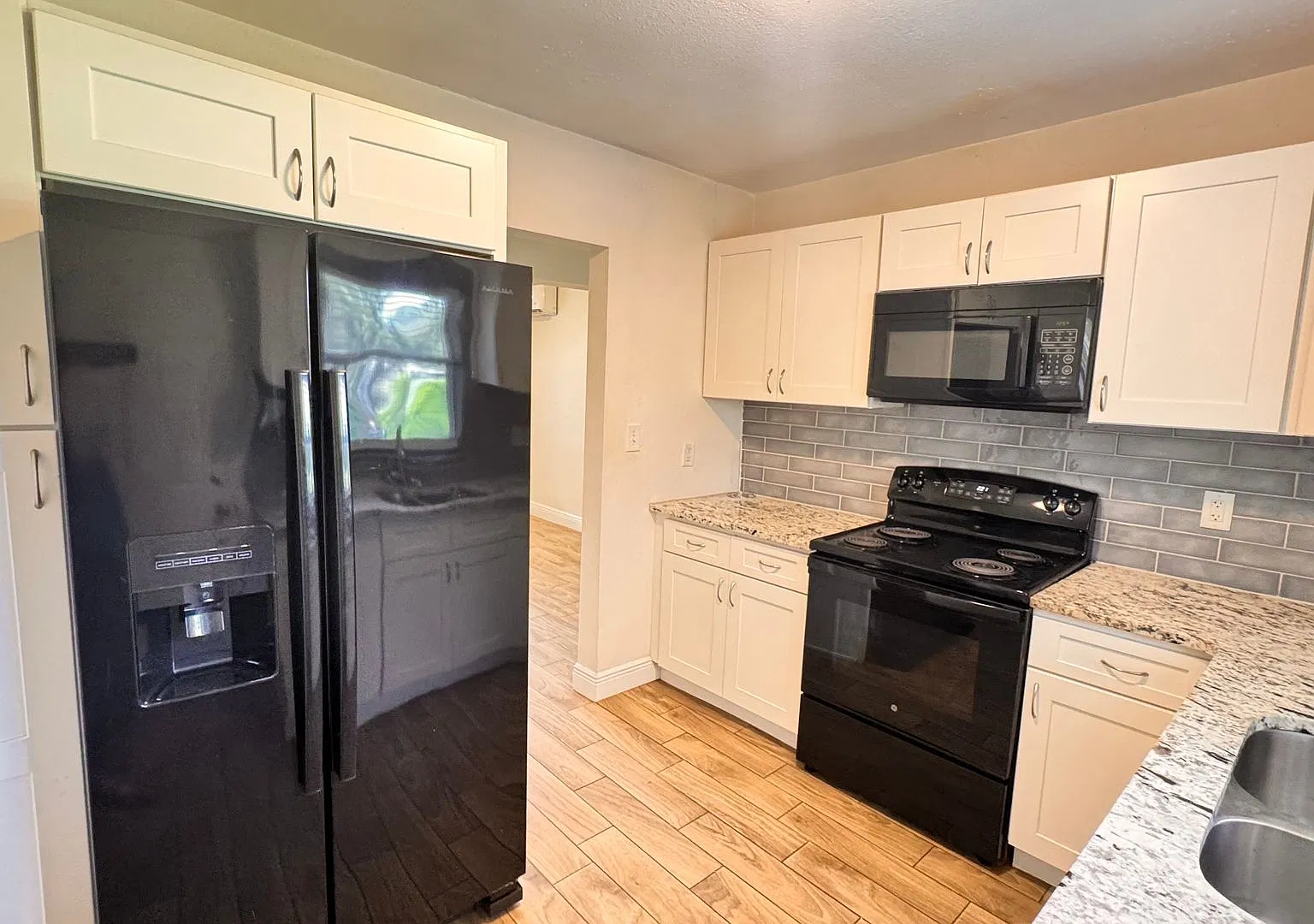 Spacious 2-Bedroom Duplex Home with Washer & Dryer, and Lawn Care Included! — Photo 4