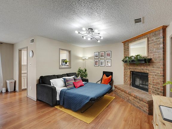 2nd image of 525 Essex Pl #8
