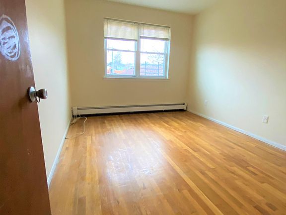 5th image of 33 Nolan Ave