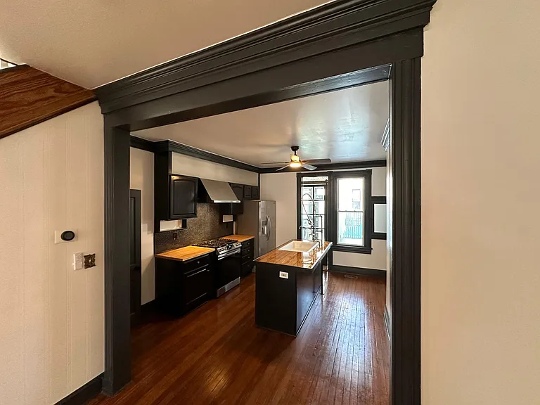 139 N Linwood Ave — Photo 1