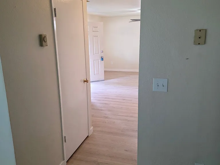 873 N Mercer St — Photo 10