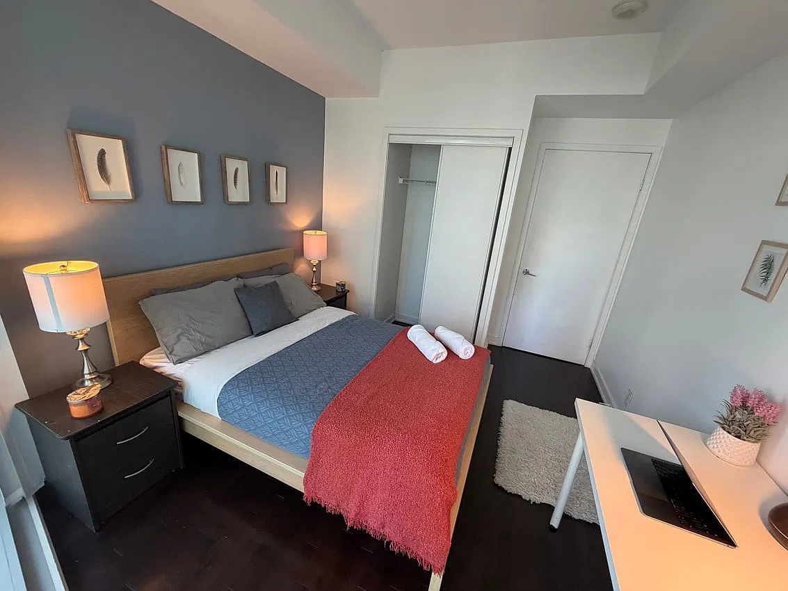Deluxe Room - York Street & Bremner Boulevard — Photo 2