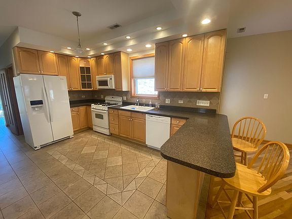 3rd image of 4916 N Avers Ave #2