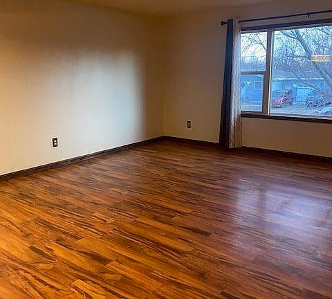 5th image of 961 9th St E
