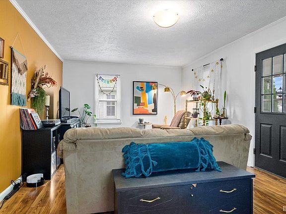 4th image of 311 E 12th St