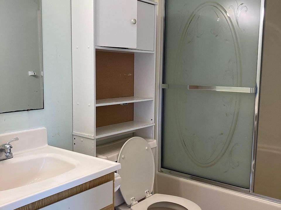 Full bathroom 2nd floor