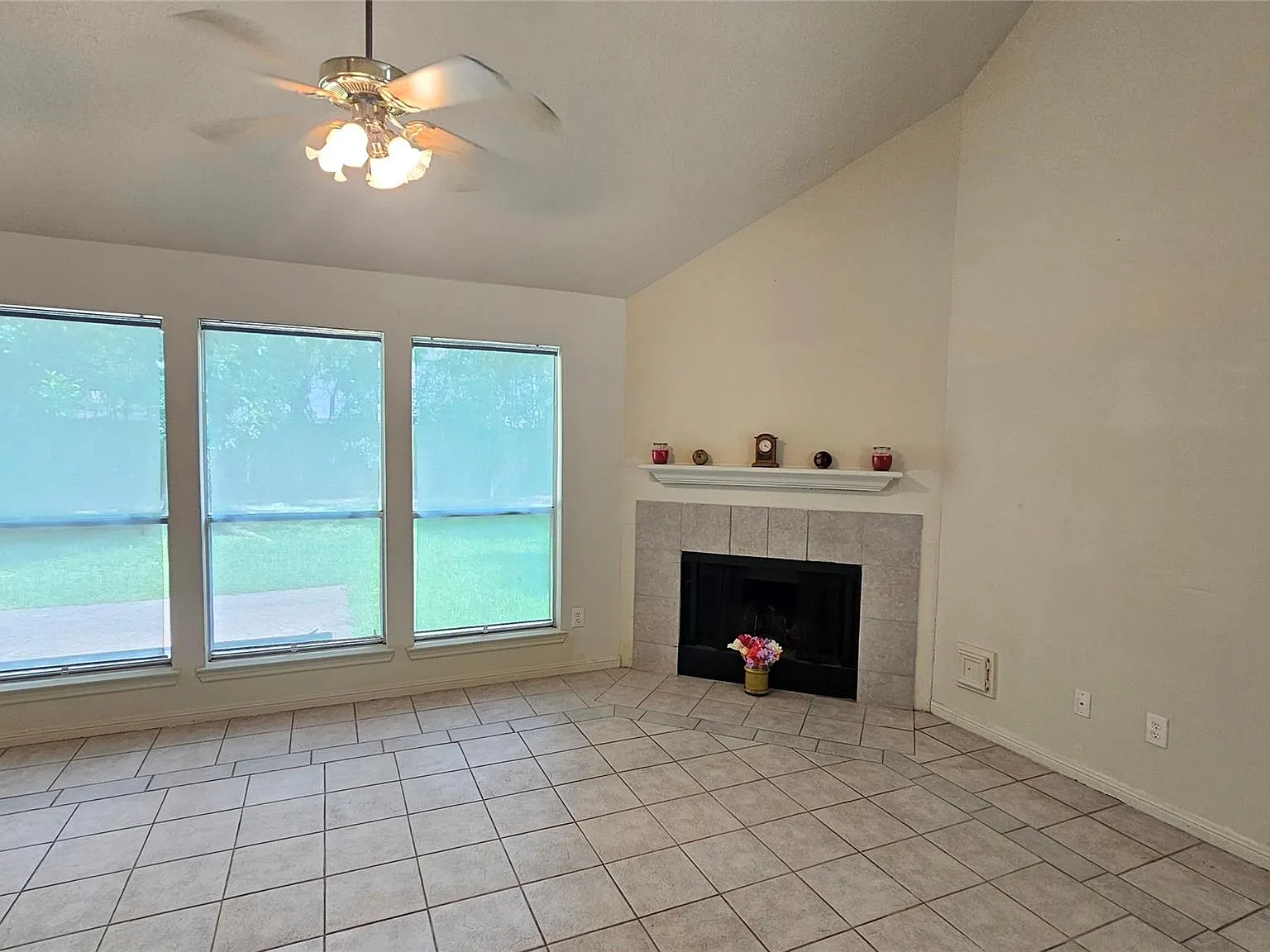 3 bed, 2.0 bath, 1901 sqft, $1,950 — Photo 2