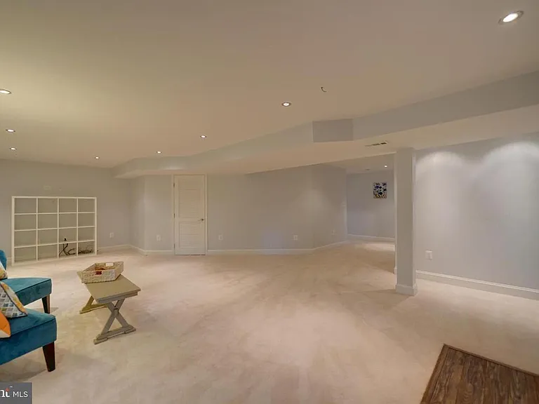 494 Pitt Ct — Photo 3