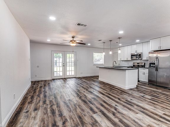 3rd image of 901 Wade Dr