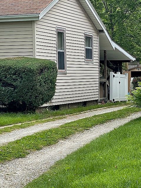 2nd image of 523 Phillips St