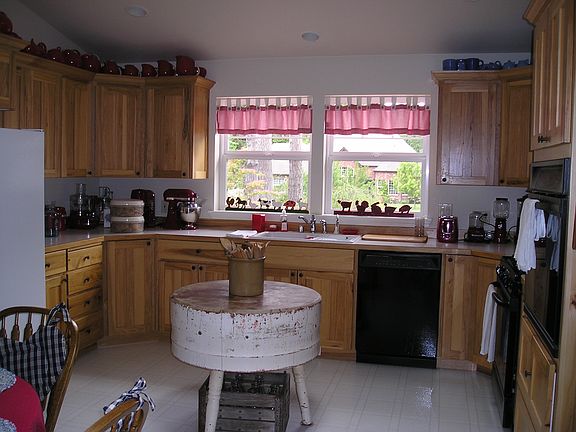 5th image of 411 E Country Club Dr