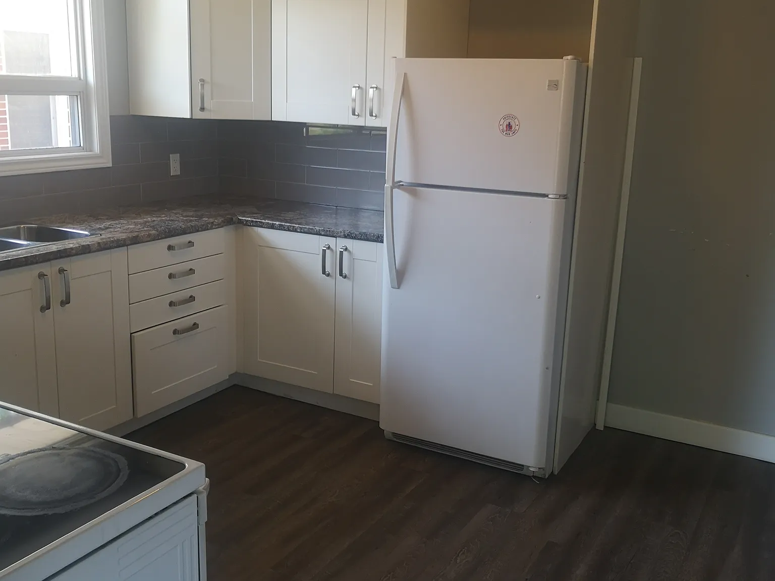 3 Bedroom Main Floor Minutes From Limeridge Mall — Photo 4