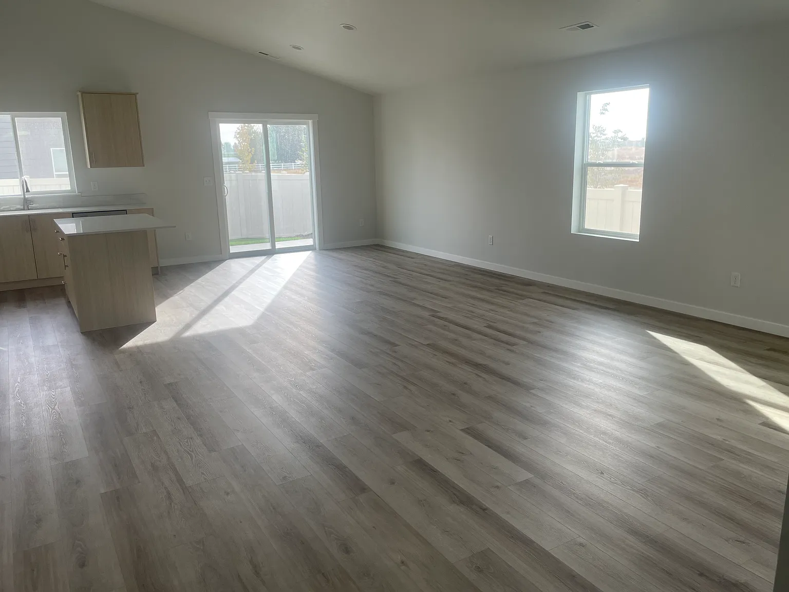 4 bed, 1860 sqft, $2,497 — Photo 4