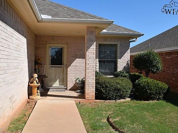 2nd image of 1307 N Victoria Ave