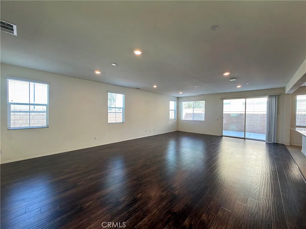 5 bed, 2931 sqft, $4,100 — Photo 3
