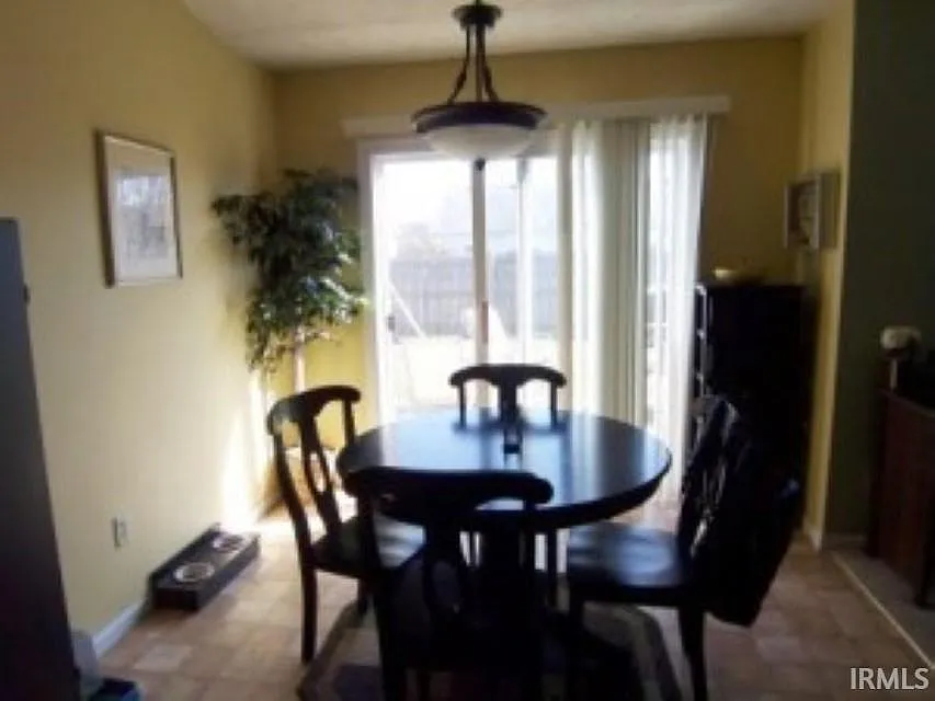 3 bed, 2.0 bath, 1295 sqft, $1,595 — Photo 4