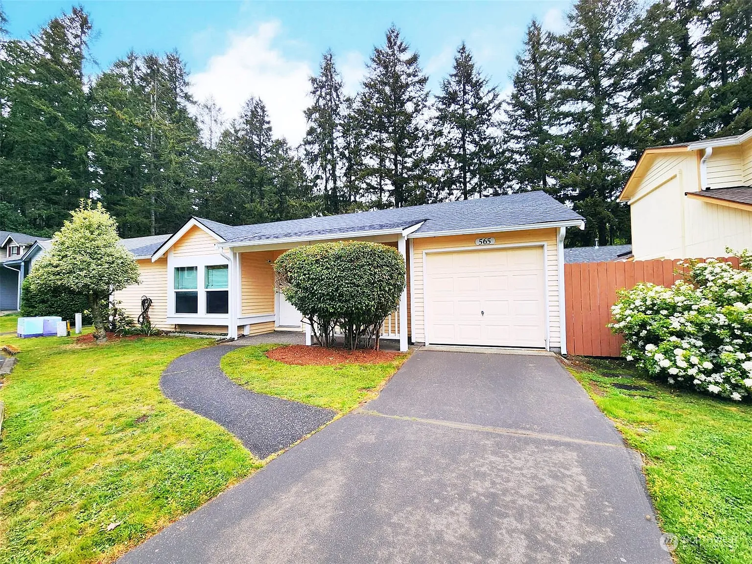 565 Malibu Drive SE photo 1
