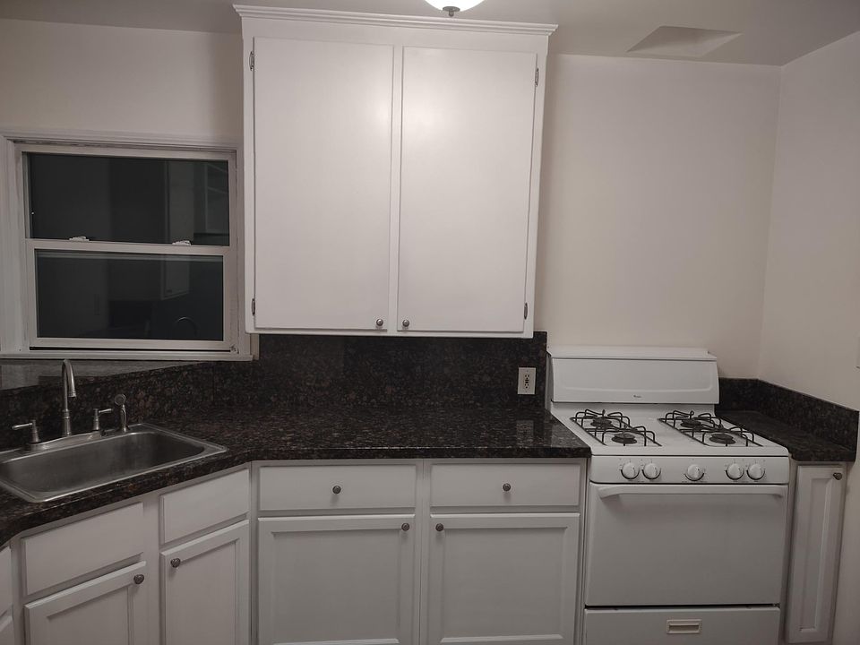 1st image of 1219 N Screenland Dr