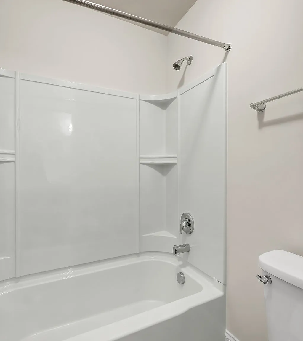 4 bed, 3.5 bath, 3500 sqft, $3,900 — Photo 4