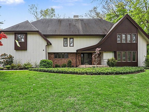 2nd image of 1415 Holiday Ln