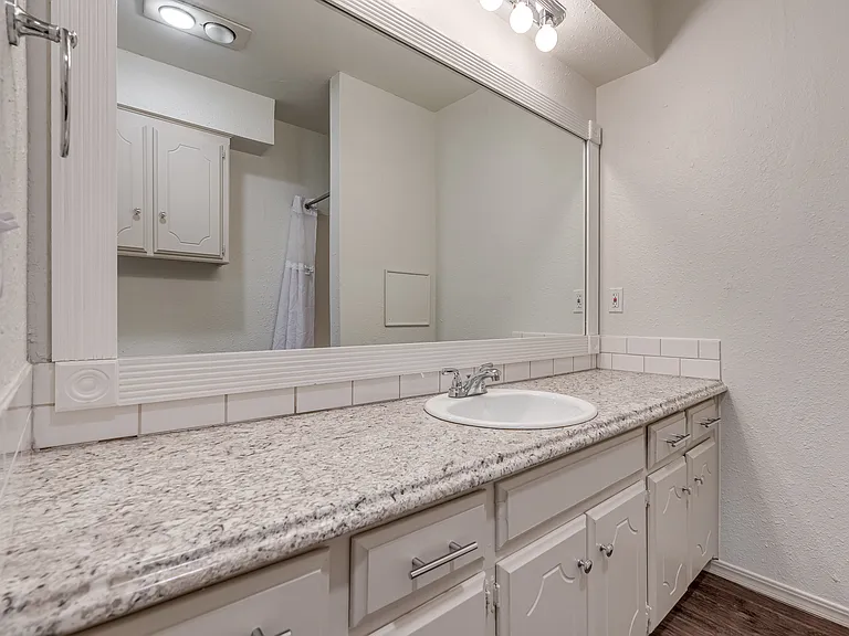 9027 N Rockwell Dr — Photo 28