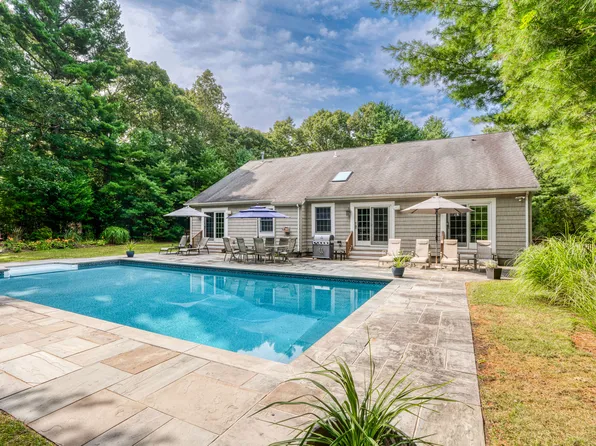 https://photos.zillowstatic.com/fp/fac24eab8c6dfc1cda22229330319b22-p_e.webp