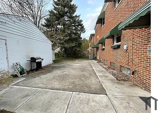 2nd image of 27080 Lake Shore Blvd
