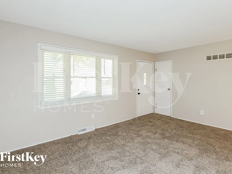 5620 N Potter Ave — Photo 2