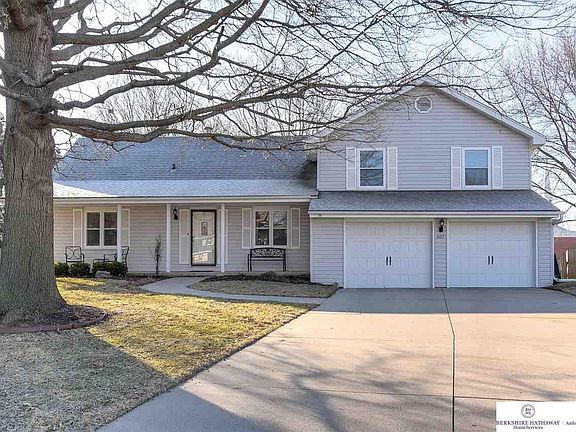 4th image of 607 N 152nd Cir