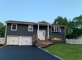 6 Haig Pl, Kings Park, NY 11754