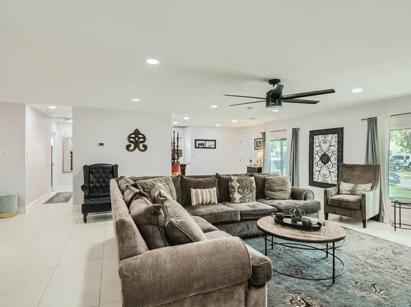 1905 Greenbrook Dr, Carrollton, TX 75006