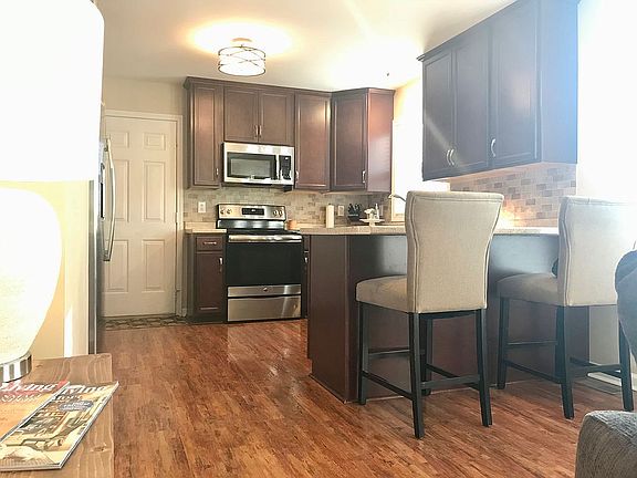 4th image of 126 Shady Maple Dr
