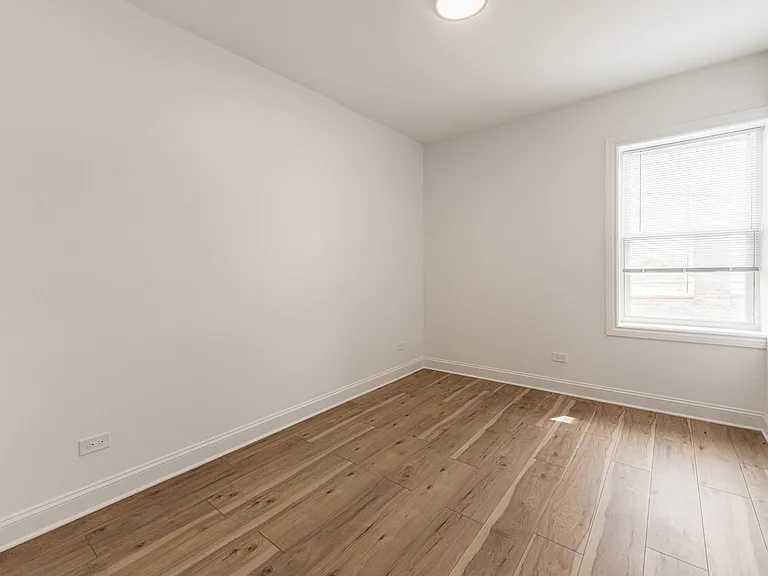 2109 N Hamlin Ave #1F — Photo 9