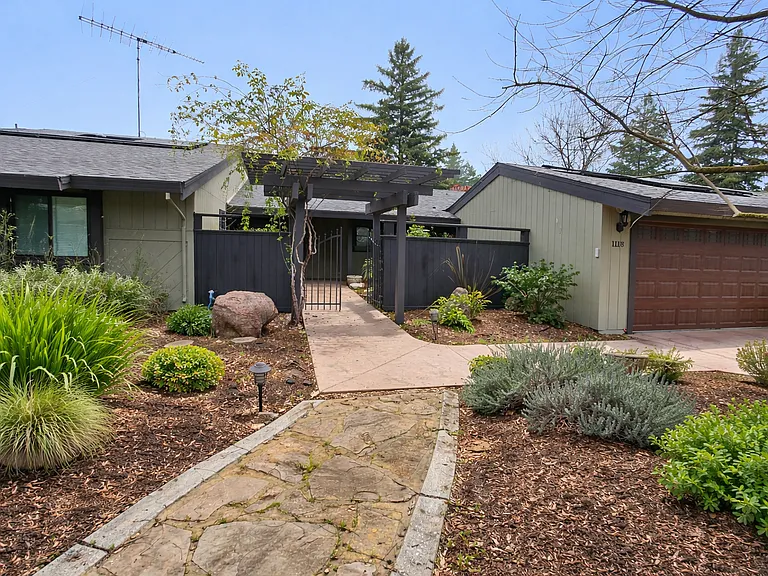 1118 Marina Cir — Photo 14