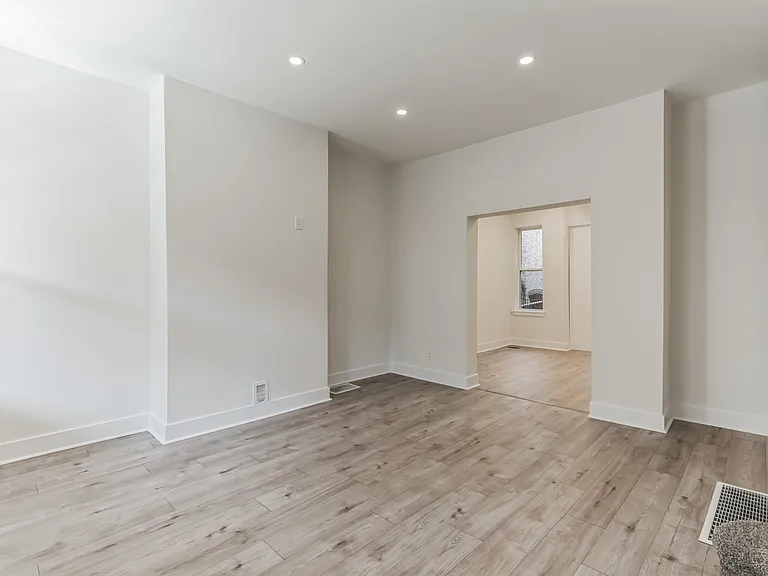 18 W Sharpnack St — Photo 3