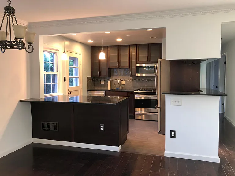 114 E Maple St — Photo 5
