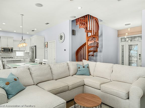 4th image of 1028 Lake Carrie Dr