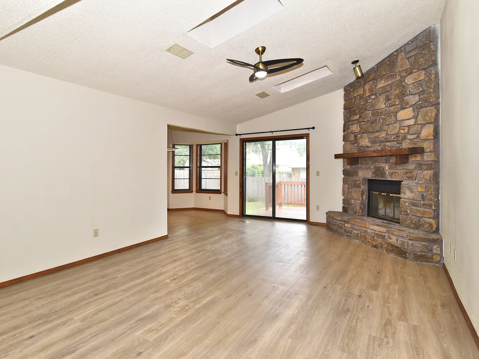 3 bed, 1495 sqft, $1,800 — Photo 4