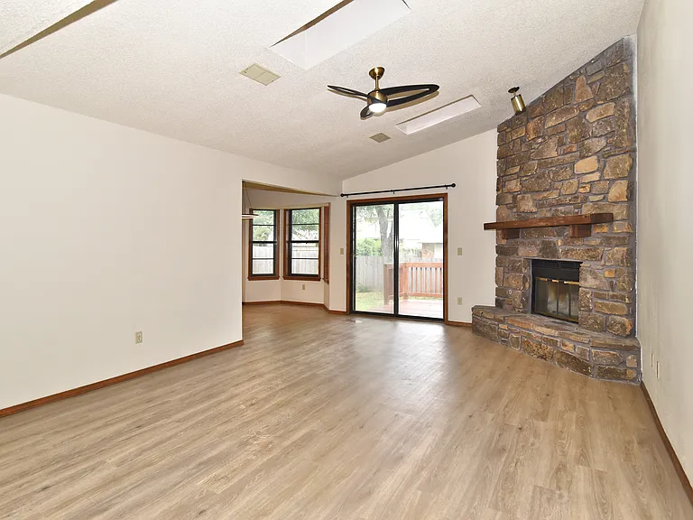 2500 W Honolulu St — Photo 4