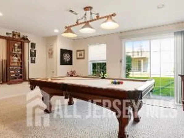 17 Hanna Ln, Laurence Harbor, NJ 08879