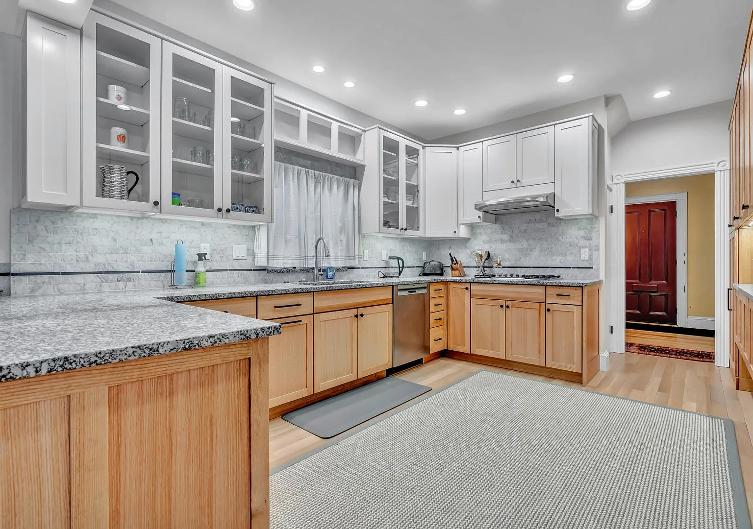 Fully Furnished 4br/1.5ba - Single Family Home In Portland — Photo 2