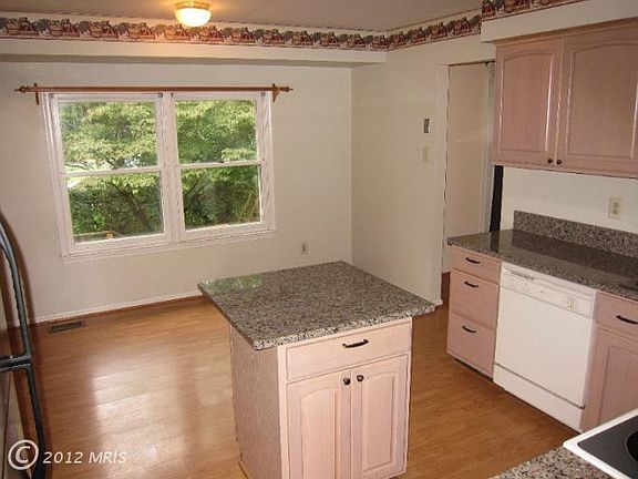 3rd image of 9 Bradenton Ct