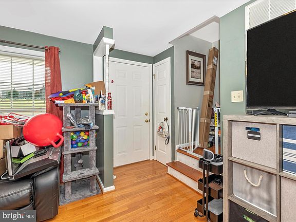 3rd image of 10 Emmit Ct