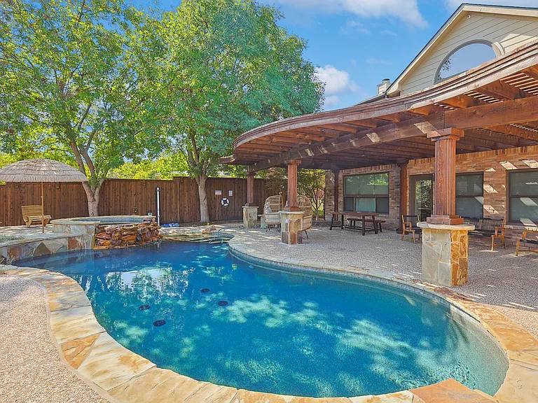 1088 Pondview Dr — Photo 13