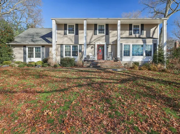 35 Woodland Lane, Smithtown, NY 11787