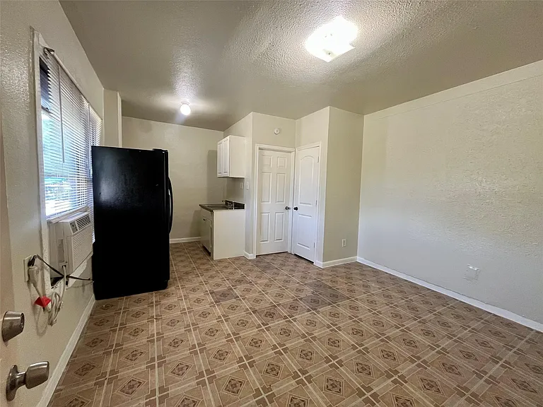 2705 Lorraine St #8 — Photo 1