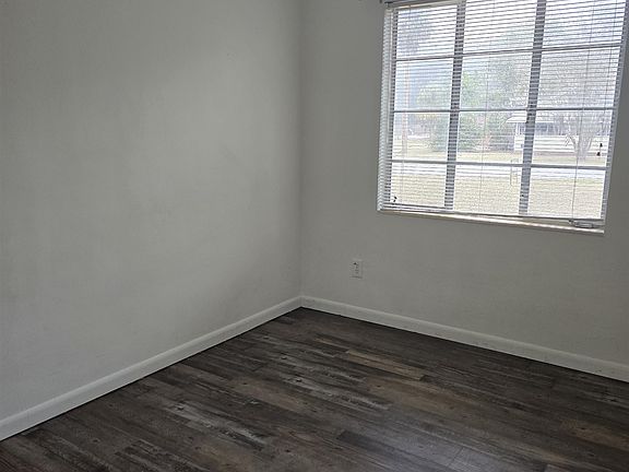 3rd image of 309 W Oak St